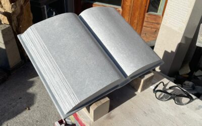 Ein Buch aus Stein gemeisselt