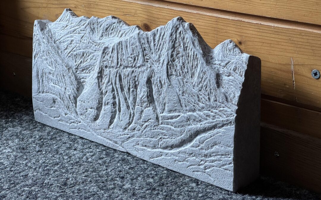 Steinrelief mit Schreckhorn, Eiger, Mönch und Jungfrau